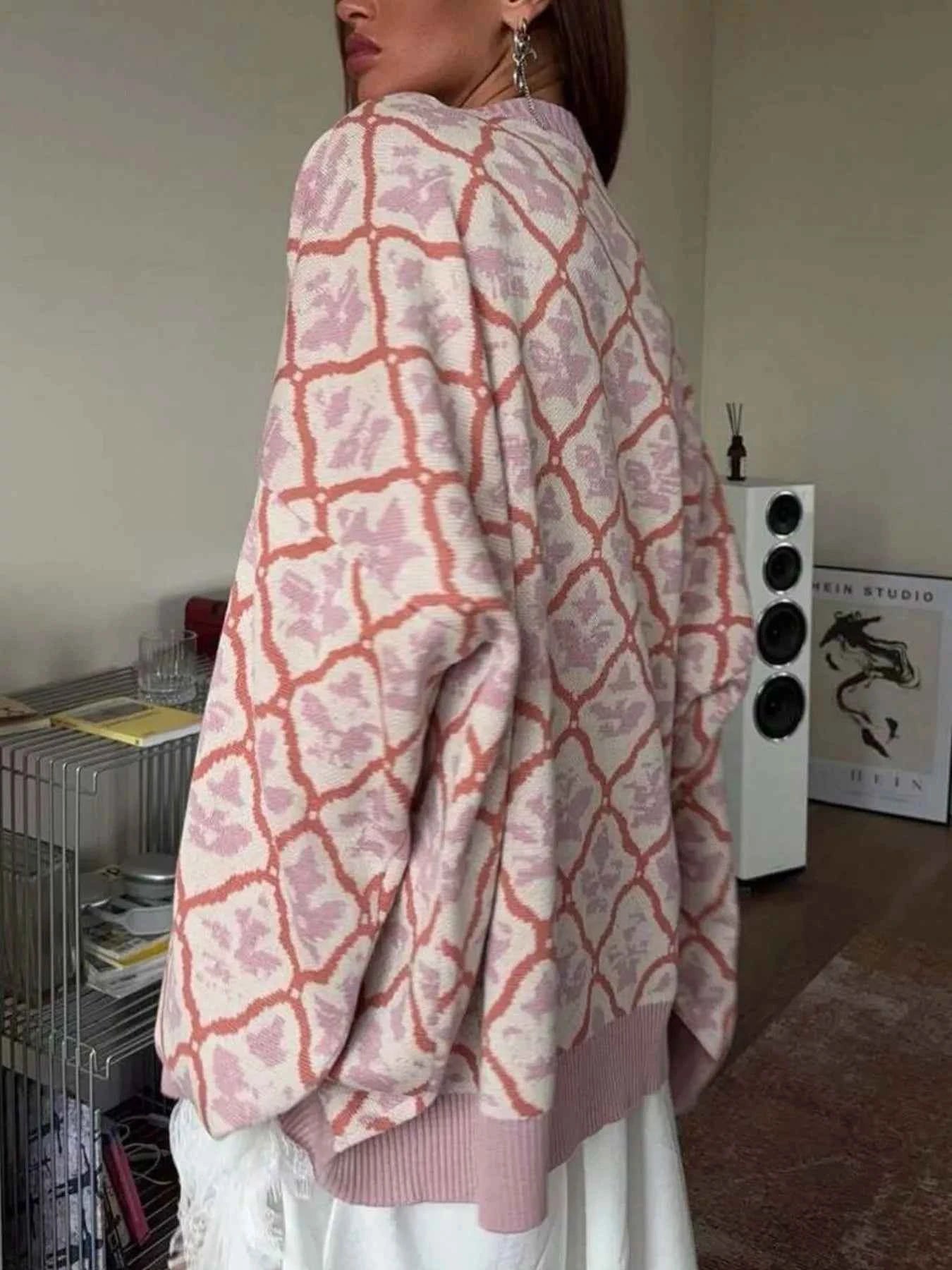 Letter Round Neck Long Sleeve Sweater 0fb9b8b4-cb9c-439c-901b-3573eeb14569-Max-Origin