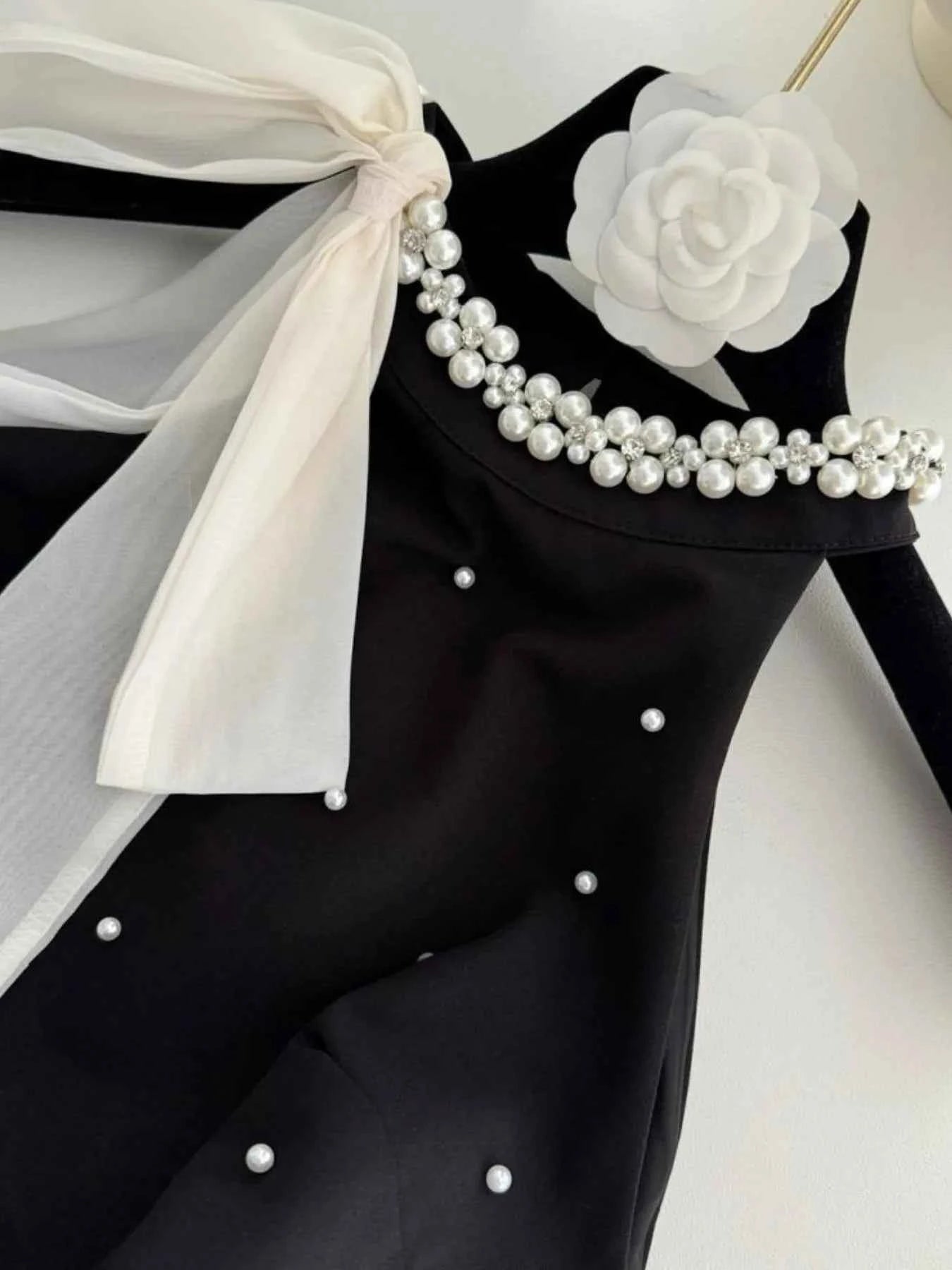 Pearl Detail Sleeveless Mini Dress 164dd13f-7315-49e0-abe1-dcee384e9d43-Max-Origin