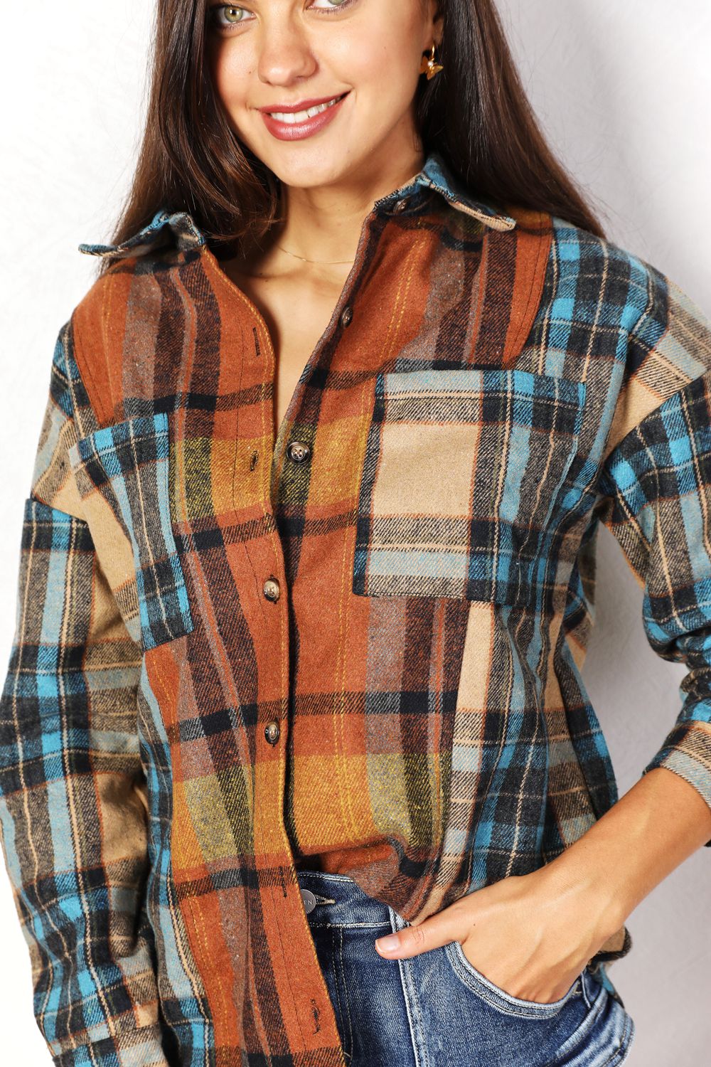 Double Take Plaid Curved Hem Shirt Jacket with Breast Pockets 46f82b17bb364ce1a78fa433990cc52a-Max
