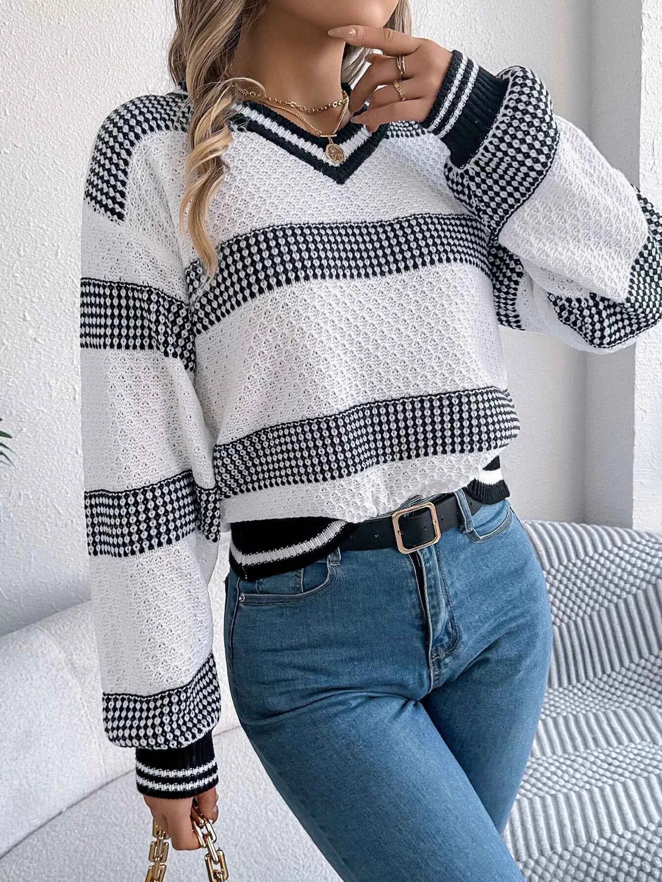 Contrast Striped V-Neck Sweater 7c79297d94764756b5a75160c7dedd22-Max-Origin