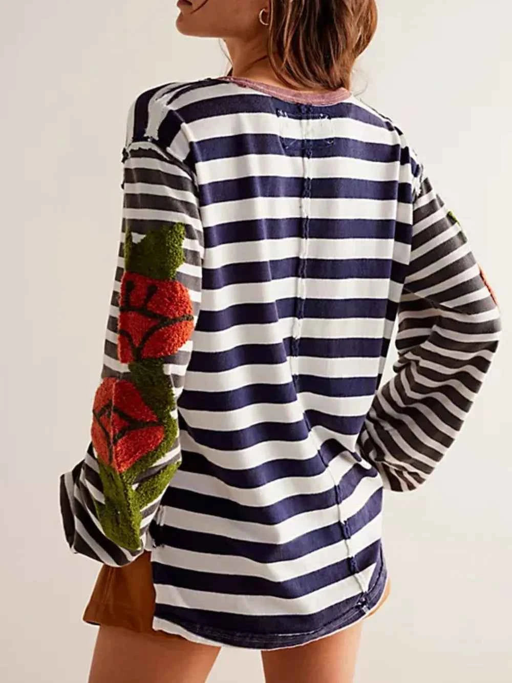 Striped Round Neck Long Sleeve Sweatshirt 7c7c846c-eacf-40a8-b10d-b91e0de231cd-Max