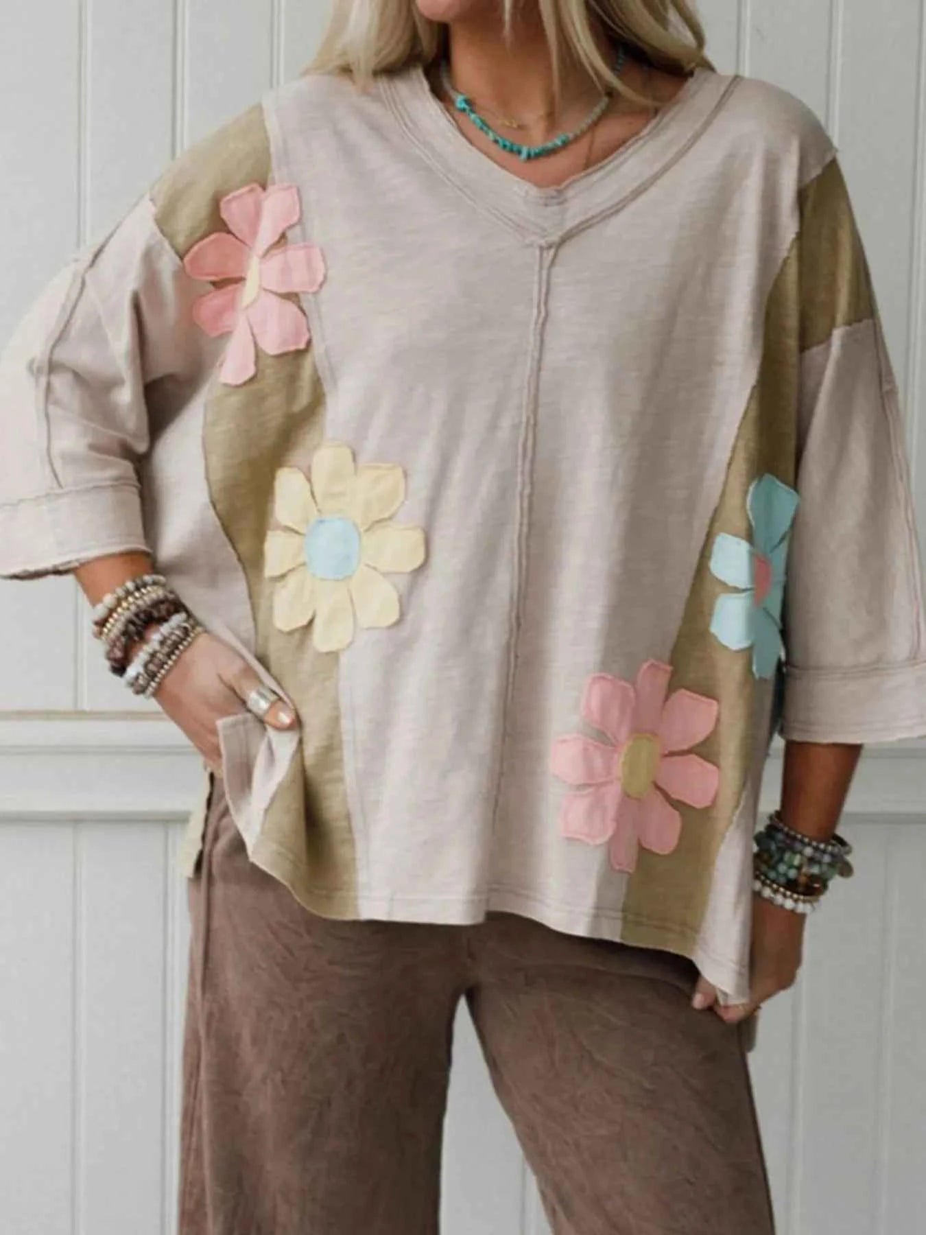 Floral Patch Color Block V-Neck T-Shirt Beige a2c68fa5-14b4-41aa-85fa-93f007b5198c-Max-Origin