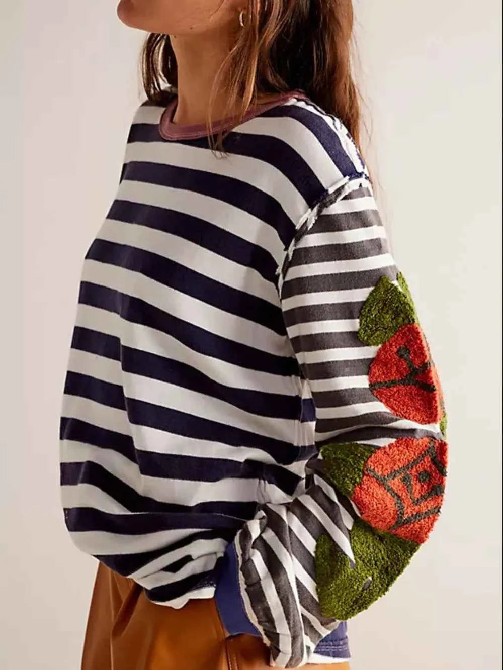 Striped Round Neck Long Sleeve Sweatshirt Black b24e485f-b218-43e1-aedf-7905f8592dac-Max