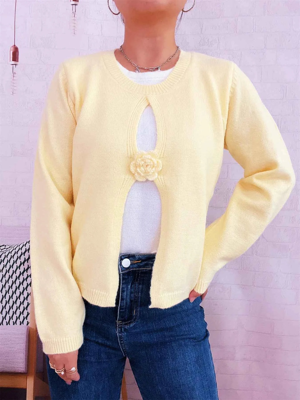 Flower Contrast Round Neck Sweater 0d5236f8406a46759fffe1b71032e2f7-Max-Origin