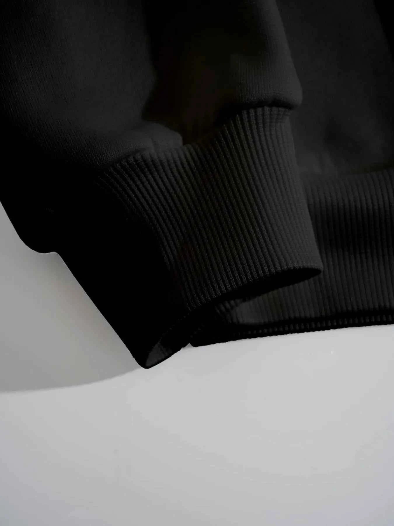 Graphic Round Neck Sweatshirt 101c499b-8b19-4276-a2e7-f7b34f410be0-Max-Origin