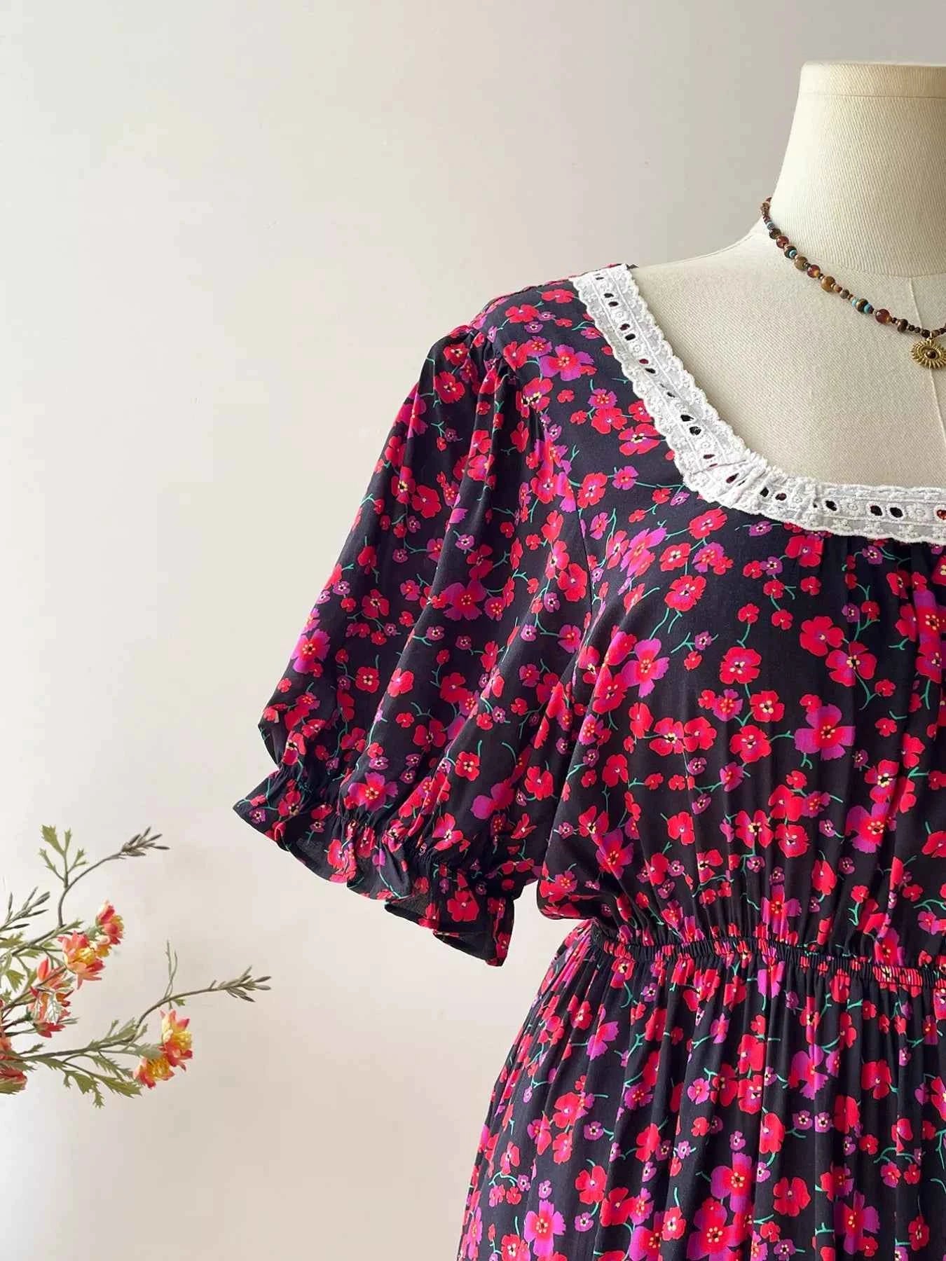 Plus Size Floral Square Neck Short Sleeve Dress 10209aed-010c-4e0a-92b6-36a04c6b673d-Max-Origin