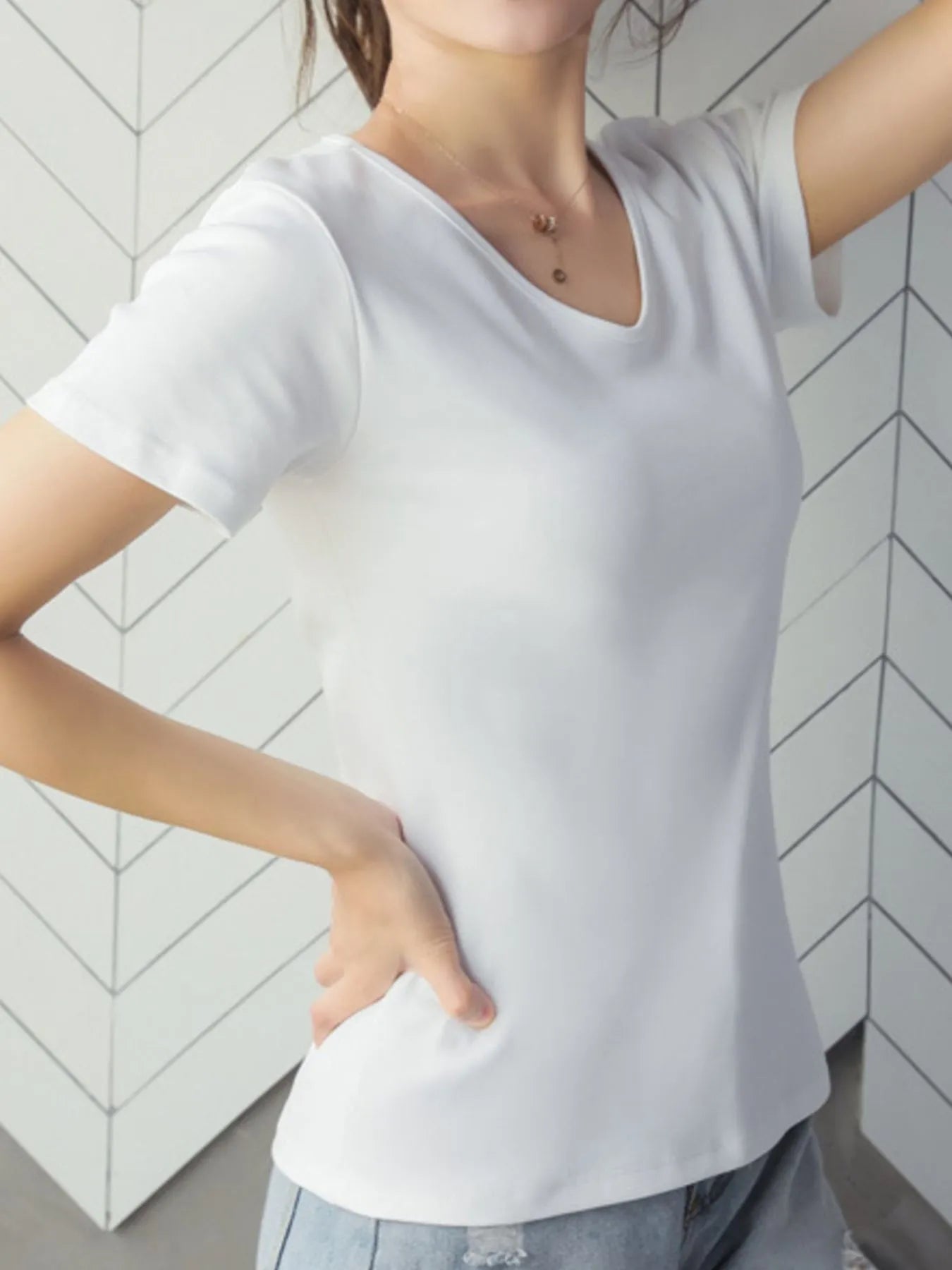 V-Neck Short Sleeve T-Shirt White 236364c8-5ca0-4b0a-8eff-54a6a526f0f2-Max-Origin