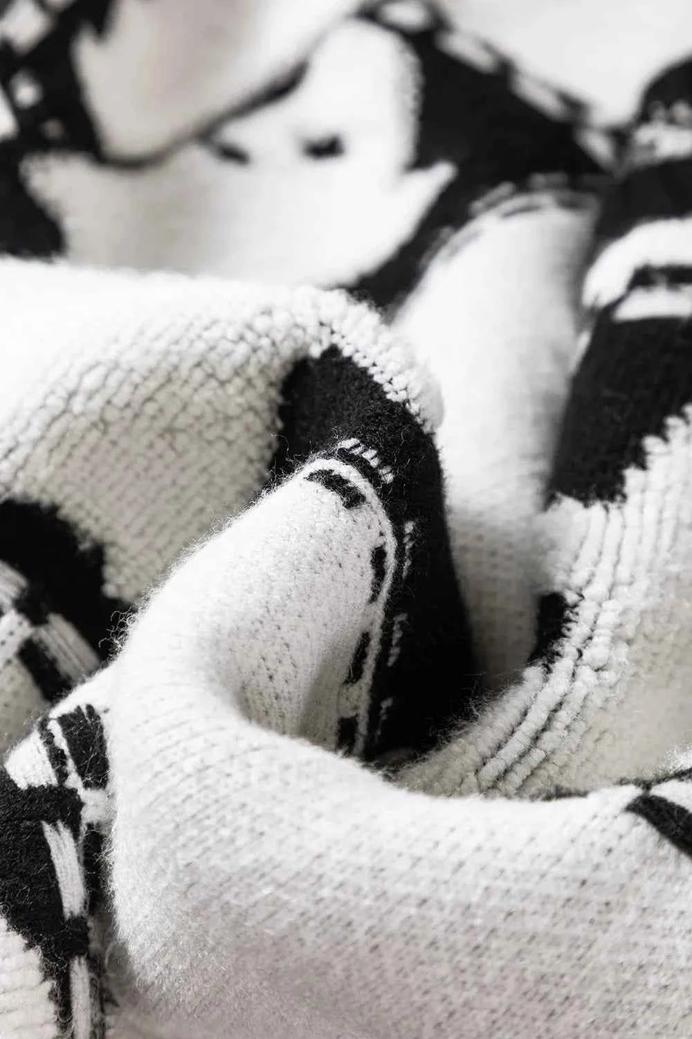 Ghost Checkered Round Neck Sweater 2eebedbb-dab1-48f2-a745-bbd40880693b-Max-Origin