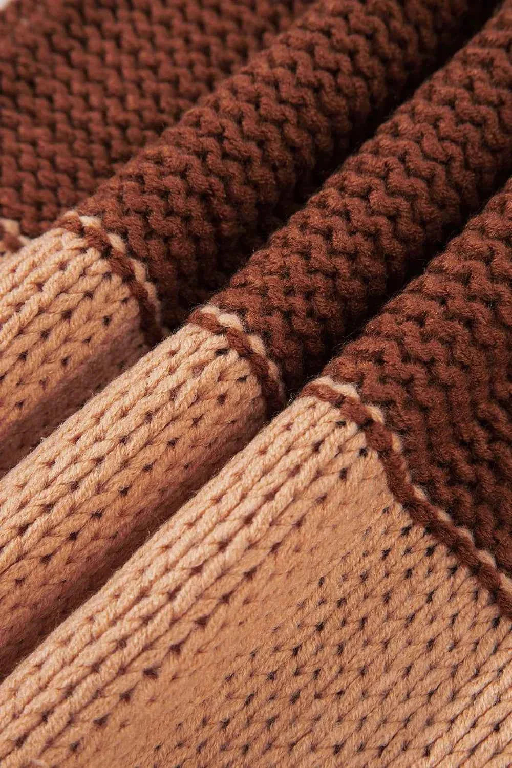 Colorblock Striped Round Neck Sweater 2f00cb82-60f7-4910-a709-a3e559506e7b-Max-Origin