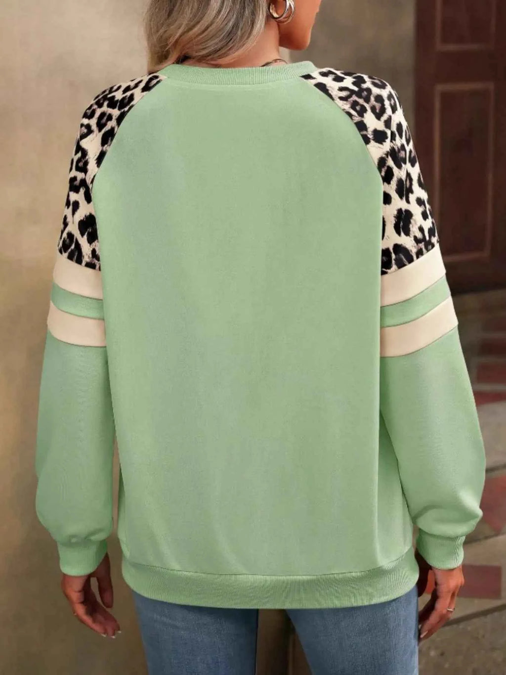 Leopard Round Neck Raglan Sleeve Sweatshirt 365818b334634968991359e0f62a4e3b-Max-Origin