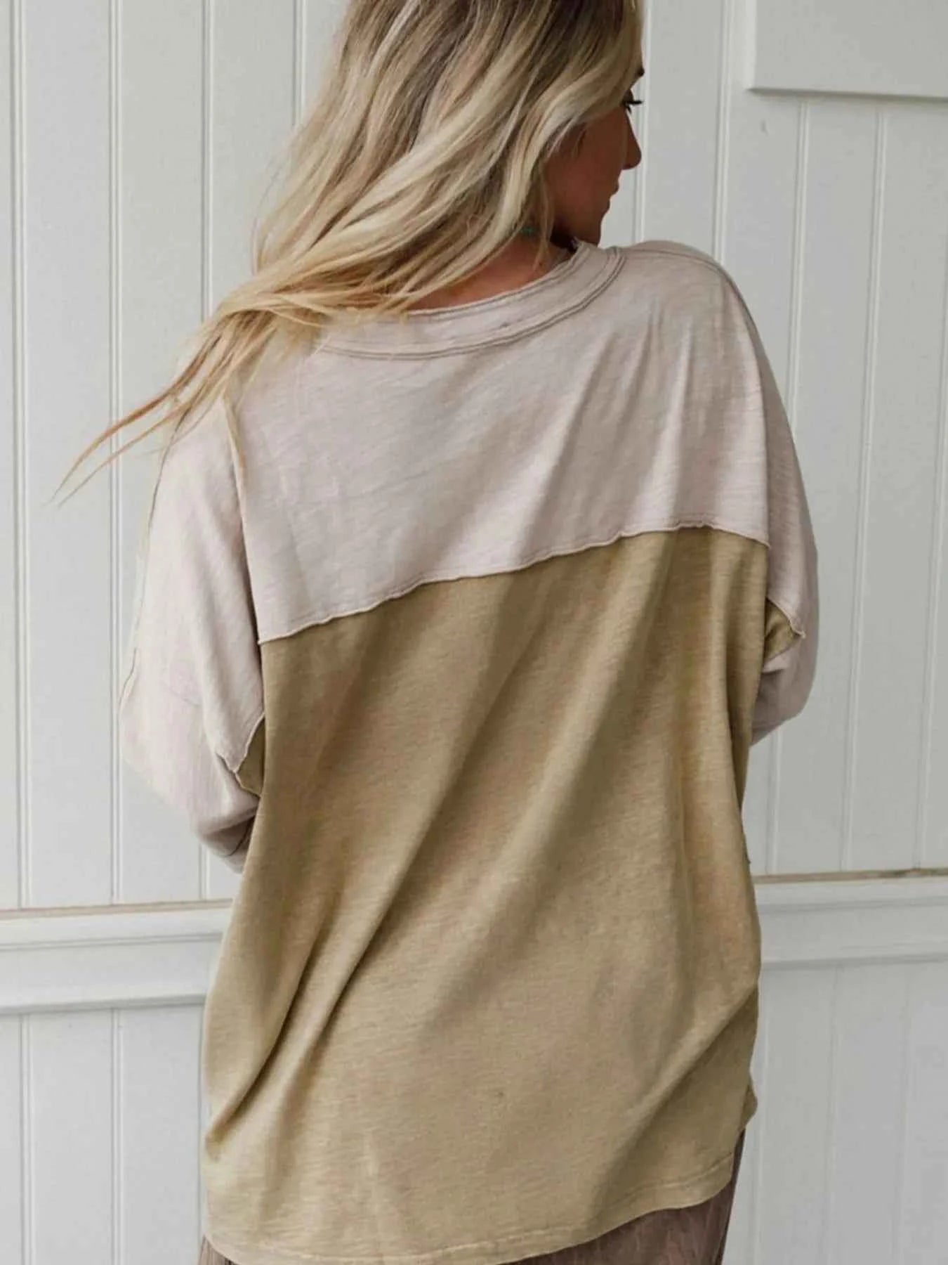 Floral Patch Color Block V-Neck T-Shirt 4c27b4fa-b050-4c10-beb8-d93b338c7381-Max-Origin