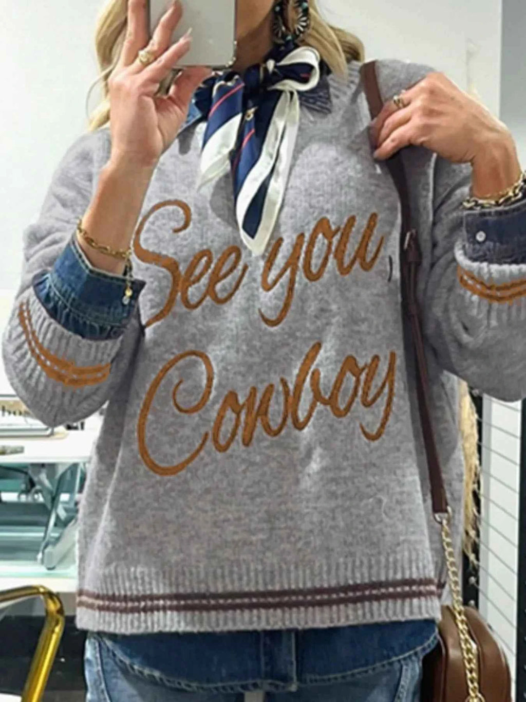 Letter Contrast Hem Round Neck Sweater 5034a4a4-b2ef-48ce-91c4-50cac5b92047-Max-Origin