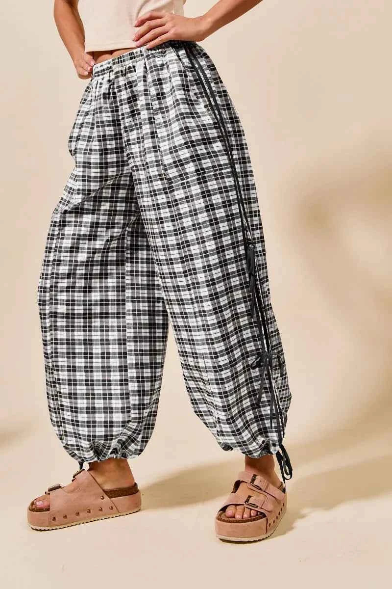 SO ME Plaid Elastic Waist Balloon Pants IVORY BLACK 62eabcc5c4094fdf91ad2e4fbab55441-Max-Origin