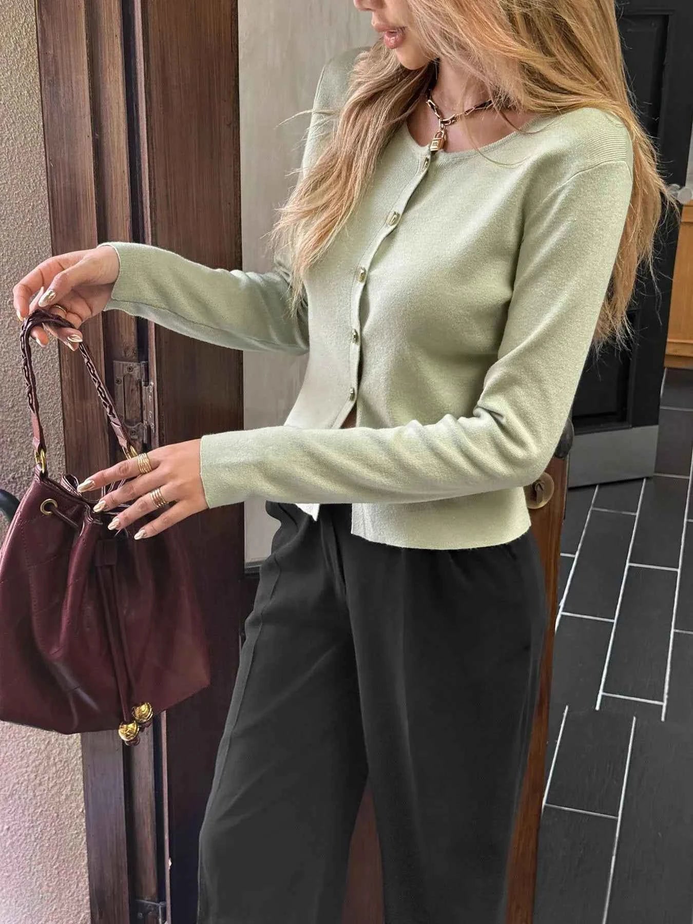 Button-Up Long Sleeve Knit Cardigan 690f21c9-7508-4e35-afaa-da9eda2c7aaf-Max-Origin