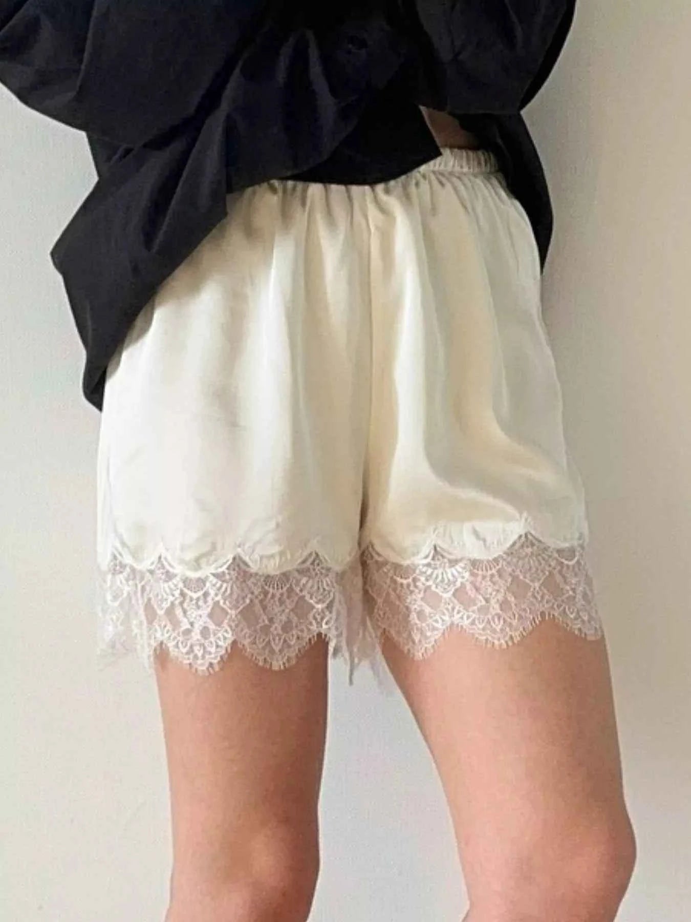 Lace Trim Elastic Waist Shorts 7b9b16b4-005e-4c11-b9e3-6cce92c92bd7-Max-Origin