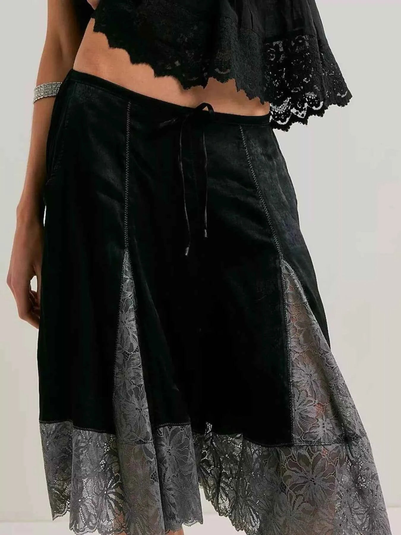 Lace Detail Shorts Black 83b3cfec-ed21-4a04-a225-c1ae32e829a3-Max-Origin