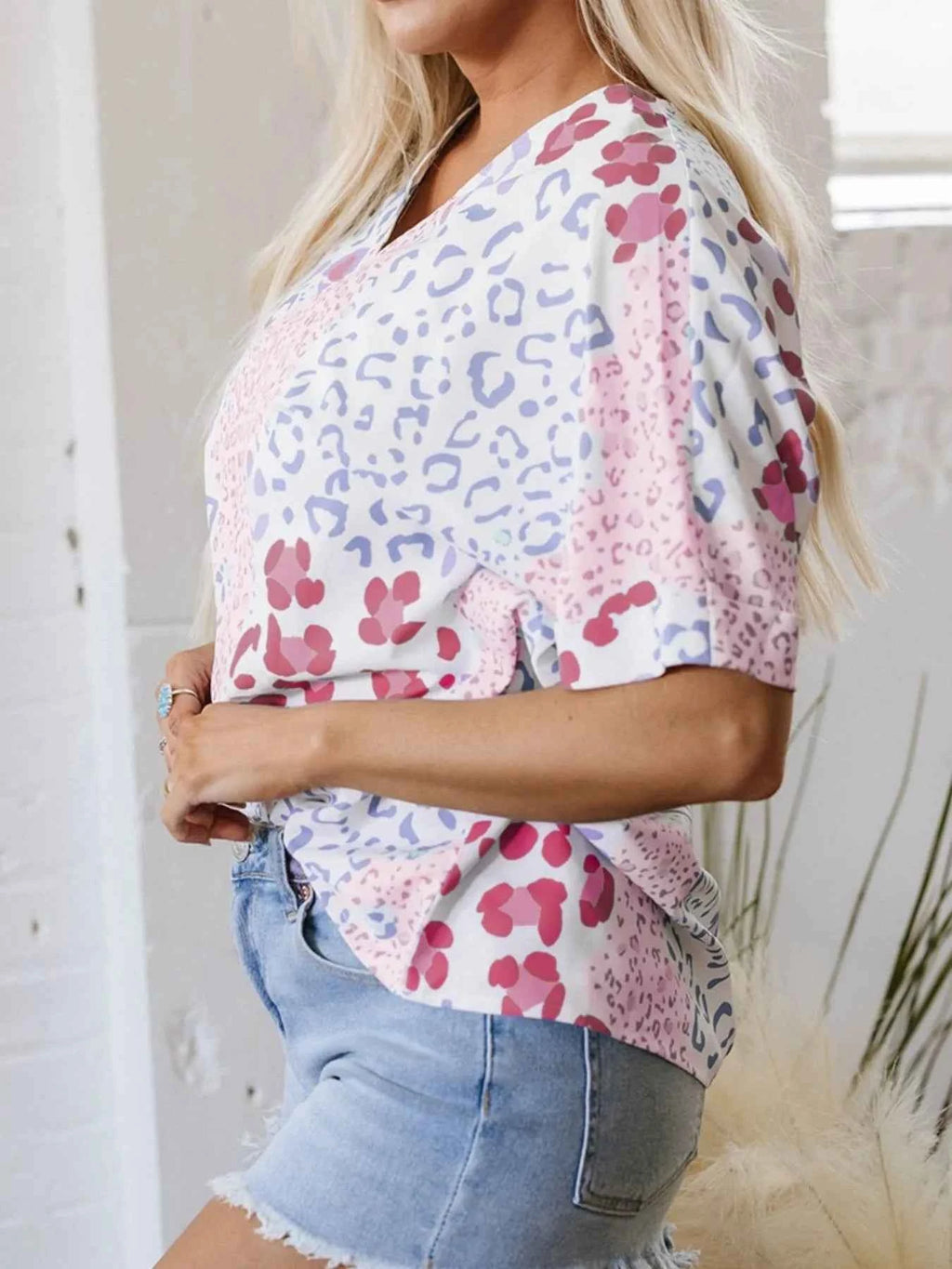 Leopard Print V-Neck Casual Blouse 87233ef3-6e33-4e16-8310-f2940e9d3087-Max-Origin