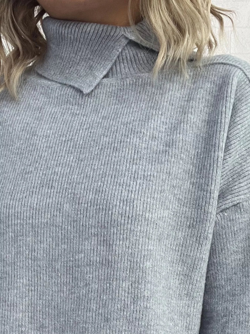 Slit Turtleneck Long Sleeve Sweater 892de772-eec1-4bb4-ac48-4da72888a62f-Max-Origin