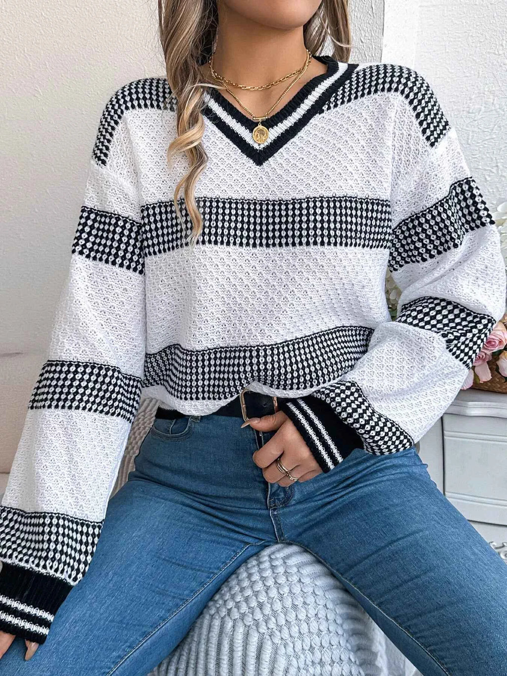 Contrast Striped V-Neck Sweater White a2f4b6d588c2424592a6e872423b6f3a-Max-Origin