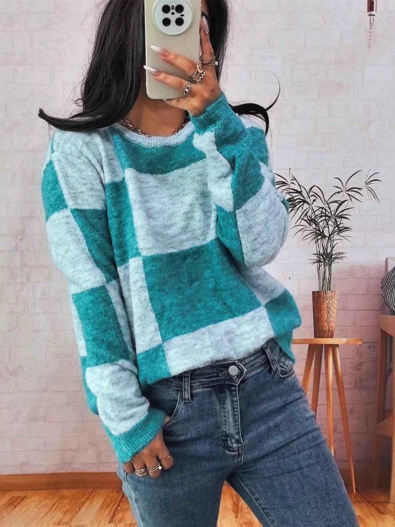Color Block Round Neck Sweater b3fa78f0990547f3be42bf9a92b4d121-Max-Origin