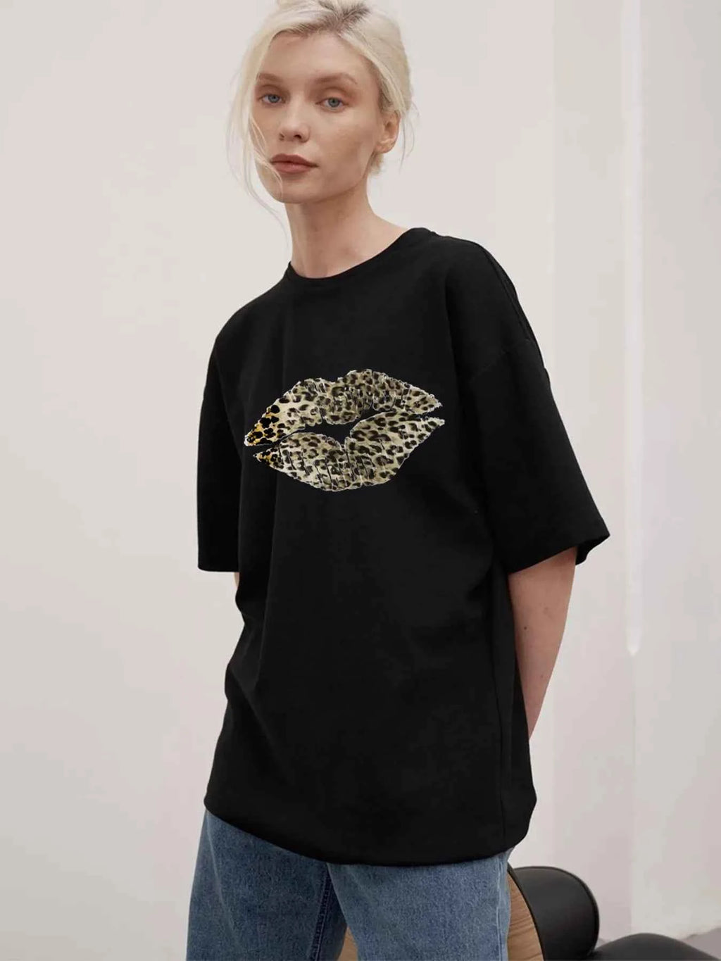 Leopard Lips Round Neck Oversized T-Shirt Black cde2e2eaf66a424bbd574bcf082dacd2-Max-Origin