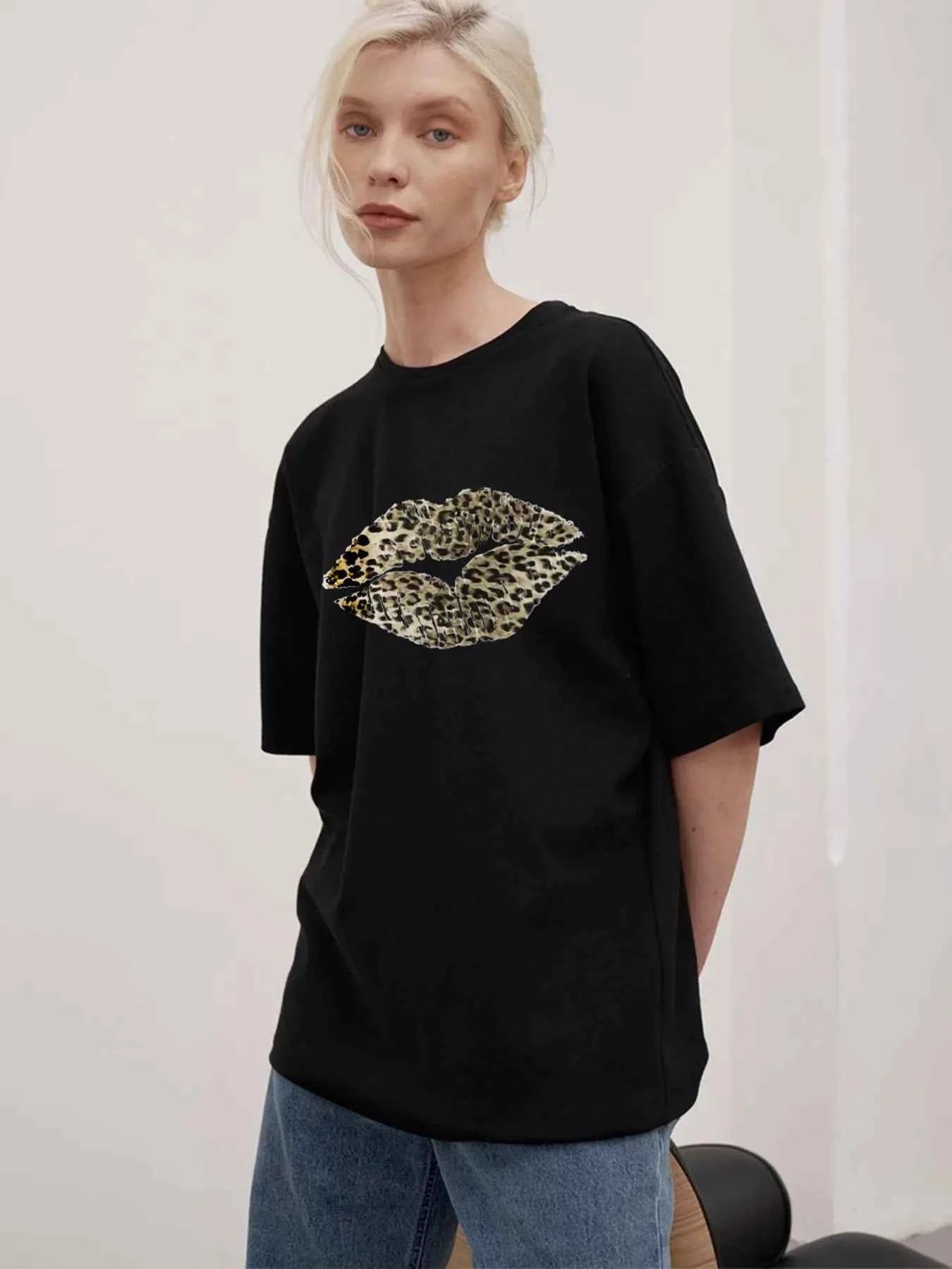 Leopard Lips Round Neck Oversized T-Shirt Black cde2e2eaf66a424bbd574bcf082dacd2-Max-Origin