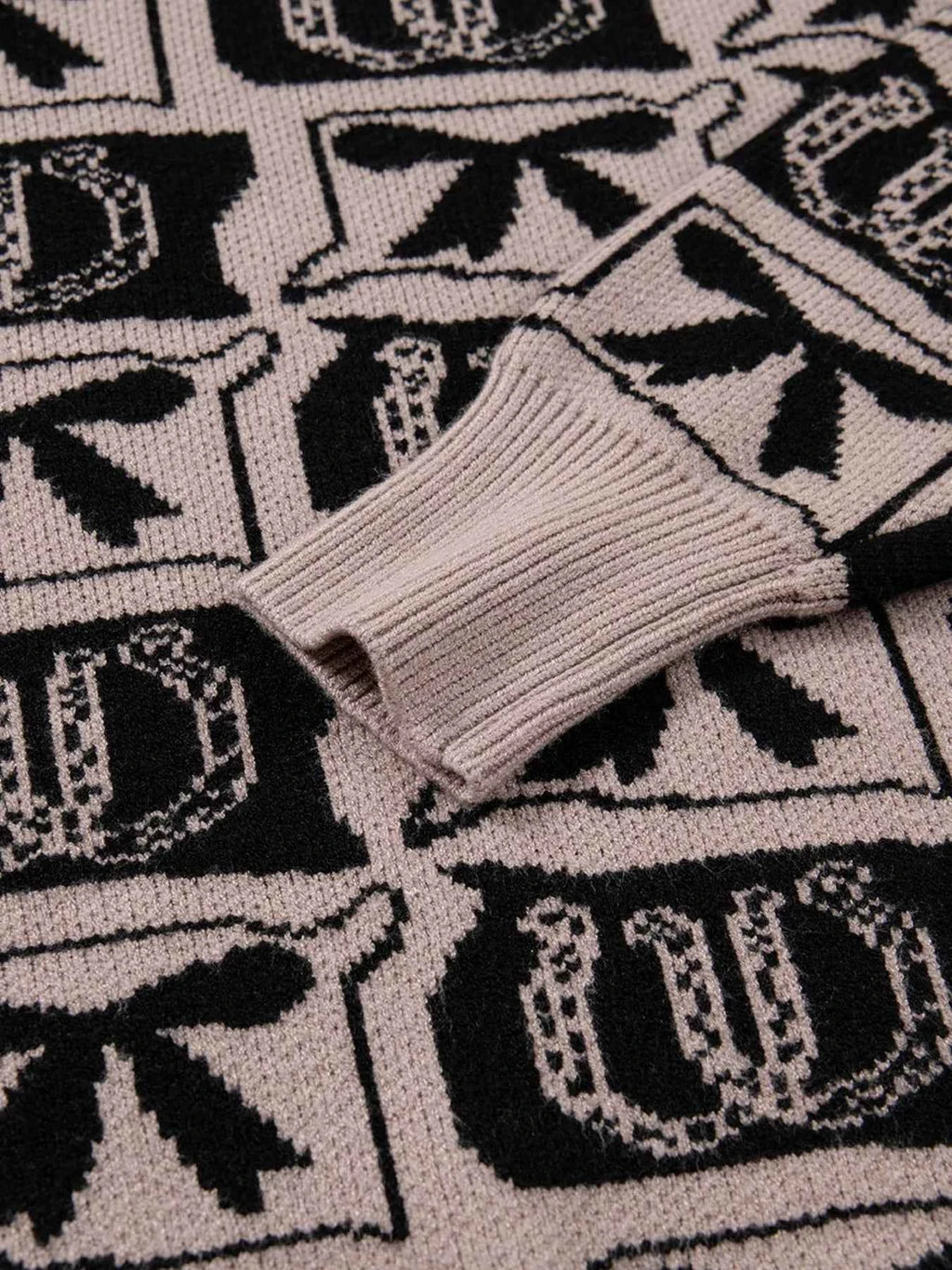 Bows & Horseshoes Pattern Round Neck Sweater d8ab34e348ea43128abcf8c2c0a207a6-Max-Origin