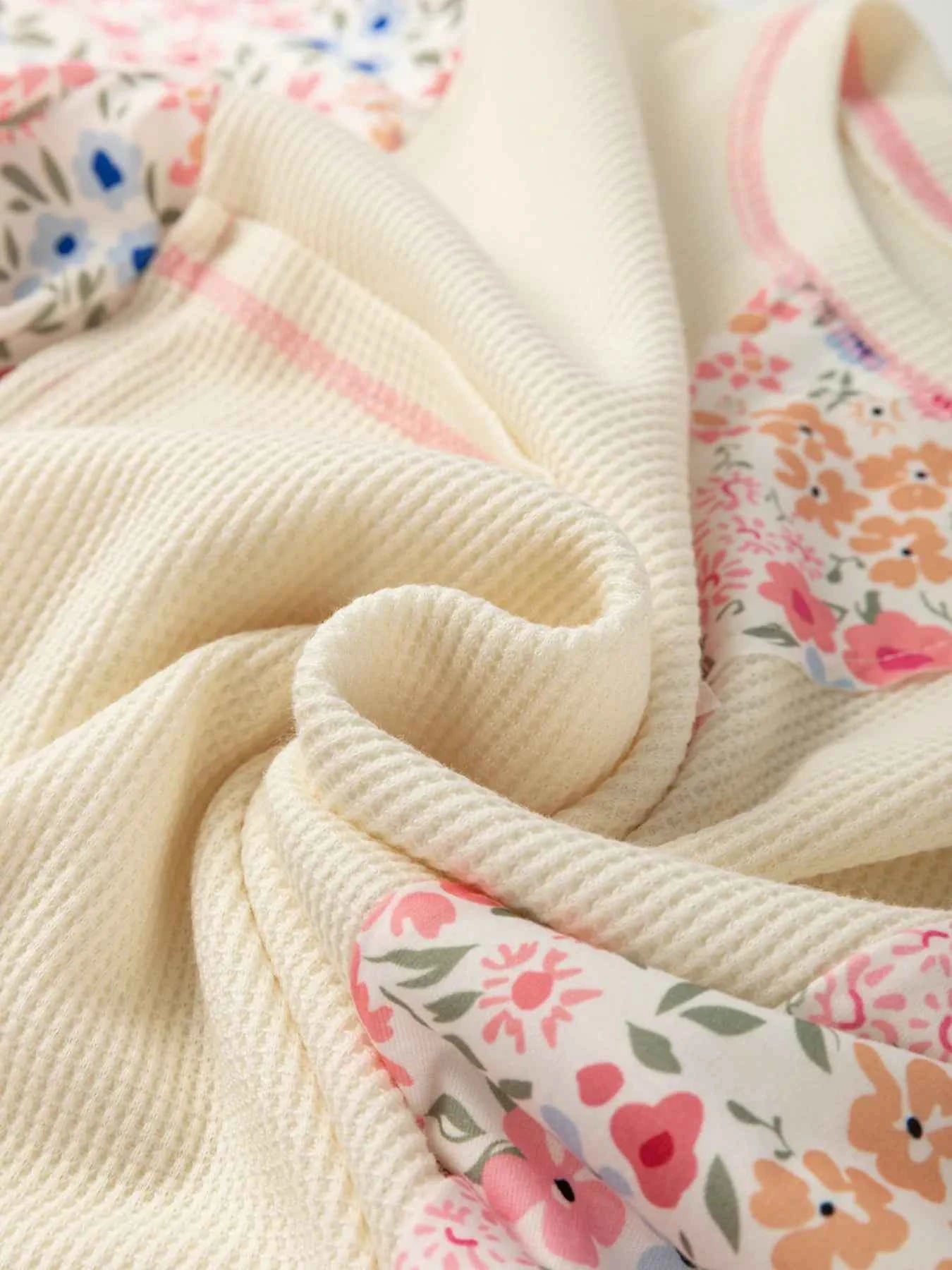 Floral Round Neck Relaxed Fit T-Shirt e8de32550d524f7790e59e37dffde9c3-Max-Origin