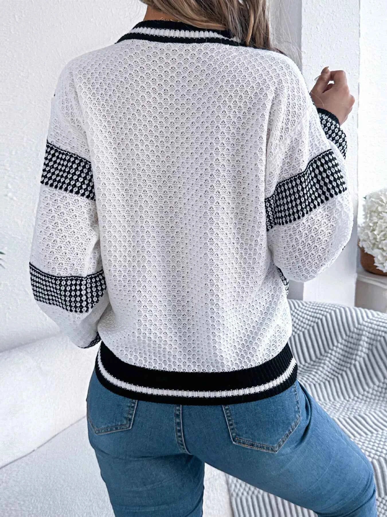 Contrast Striped V-Neck Sweater eac7be9c7f0d4c37b4d2039cc26d2aee-Max-Origin